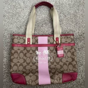 Pink Coach Bag! Good condition, pre-owned!! But this bag needs a new home!